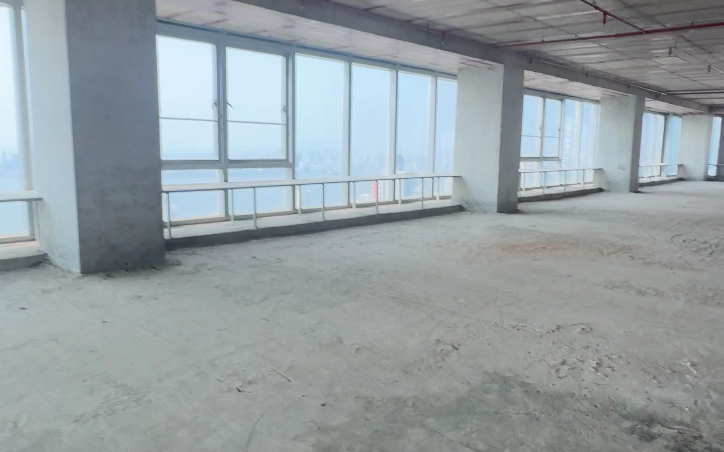 Office space for lease in Kohinoor Square, Dadar West - corner of the floor with full-height glazing