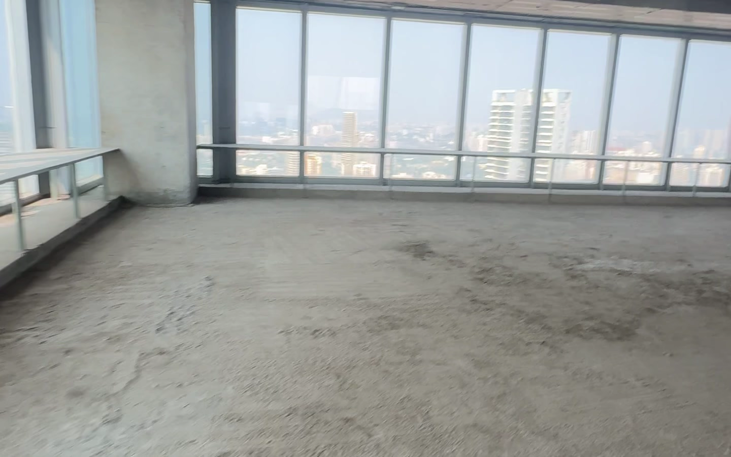 Office space for lease in Kohinoor Square, Dadar West - continuous window line along the floor