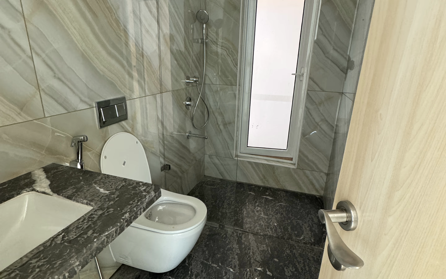 3 BHK for rent in Monte South, Byculla West - bathroom