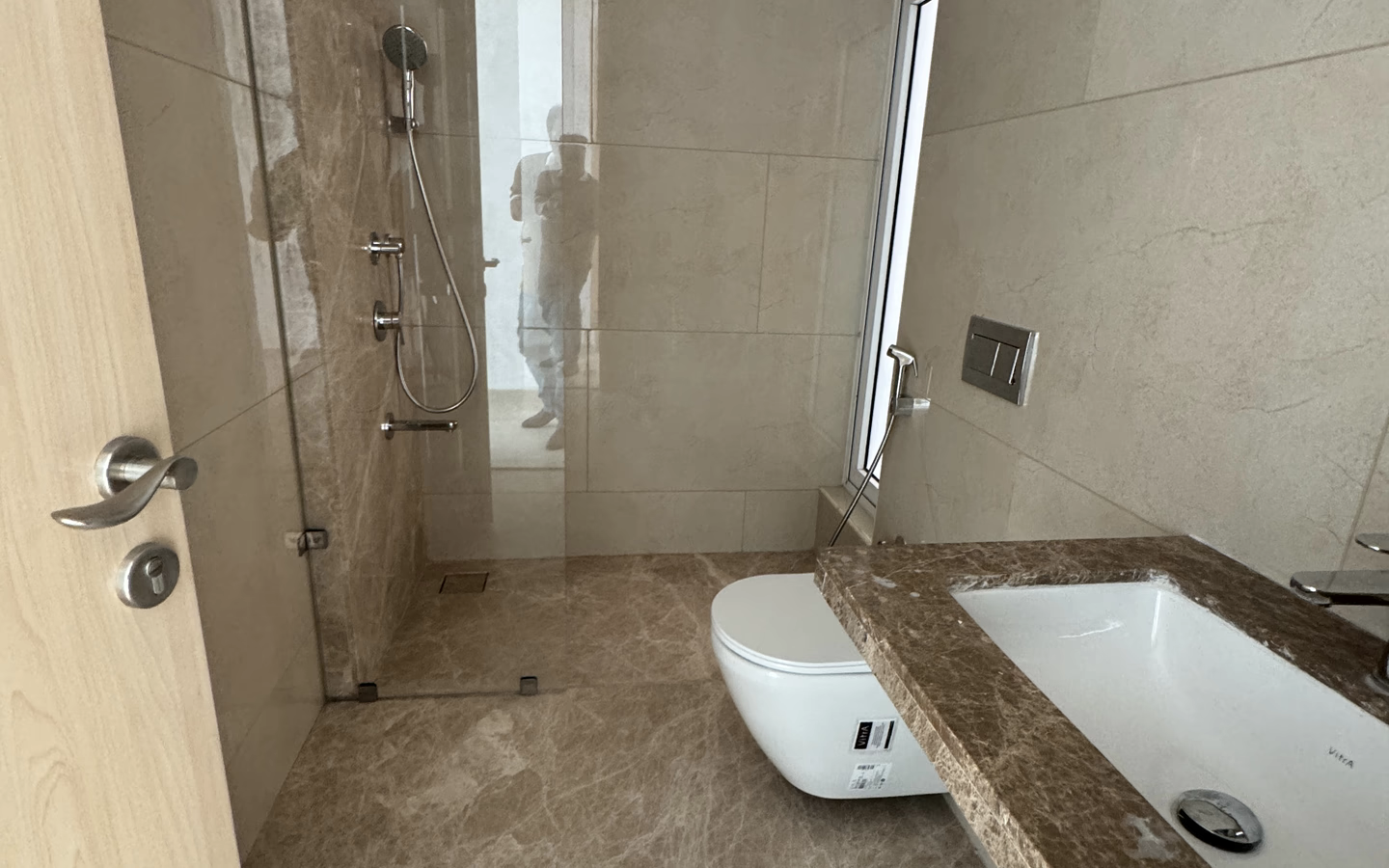 3 BHK for rent in Monte South, Byculla West - bathroom with shower