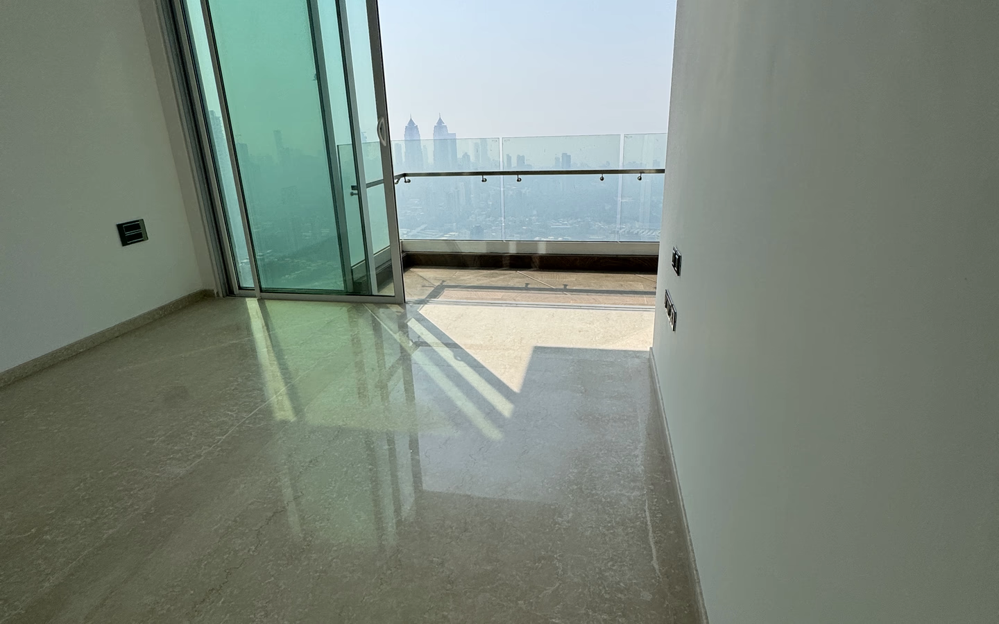 3 BHK for rent in Monte South, Byculla West - bedroom with balcony and sea view