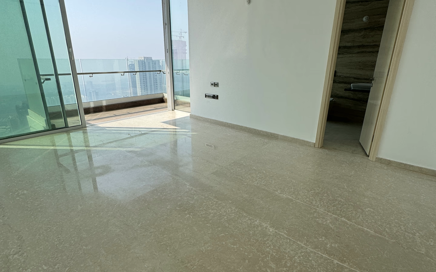 3 BHK for rent in Monte South, Byculla West - master bedroom with balcony